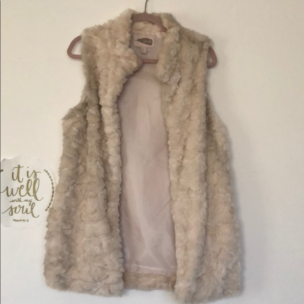 NEVER WORN, Faux fur peachy cream vest